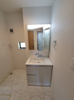 【独立洗面台】 | 泉台４丁目　新築戸建 | シャワー付きで朝の忙しい時間帯も支度がスムーズです。