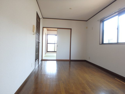 【居間・リビング】 | エントピアⅢ | こちらのリビングで趣味の時間をお楽しみください