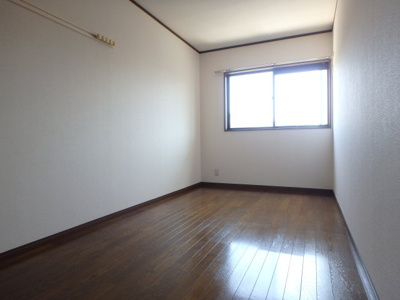 【居間・リビング】 | エントピアⅢ | ゆったりした洋室です