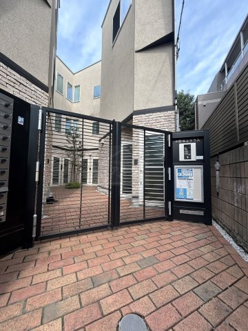 中野区本町３丁目のアパートのエントランス