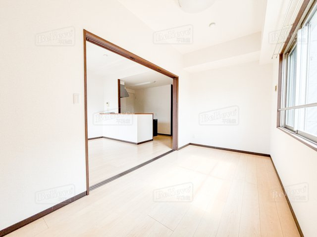 あきない通り西原の居間・リビング|風通しも良い寝室です☆