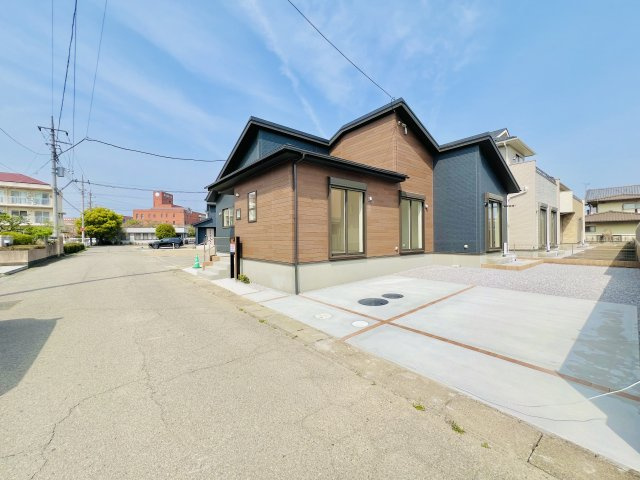伊勢崎市除ケ町の前面道路含む現地写真|間口も広く駐車も楽々♪