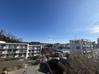 【展望】 | ◆気持ちのいい空が見渡せる広いバルコニー。爽やかな風を感じて、心躍る素敵な暮らしがはじまります。通風・採光にも優れ、心地よい光と風があふれています♪