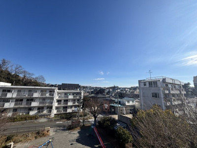 【展望】 | 鶴見馬場町ファミリーマンション | ◆気持ちのいい空が見渡せる広いバルコニー。爽やかな風を感じて、心躍る素敵な暮らしがはじまります。通風・採光にも優れ、心地よい光と風があふれています♪