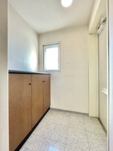 アルファステイツ桟橋通りⅡの玄関|角部屋のため、来訪者に室内を覗かれにくい玄関になっています。小窓もあり明るく通気性も良好です。