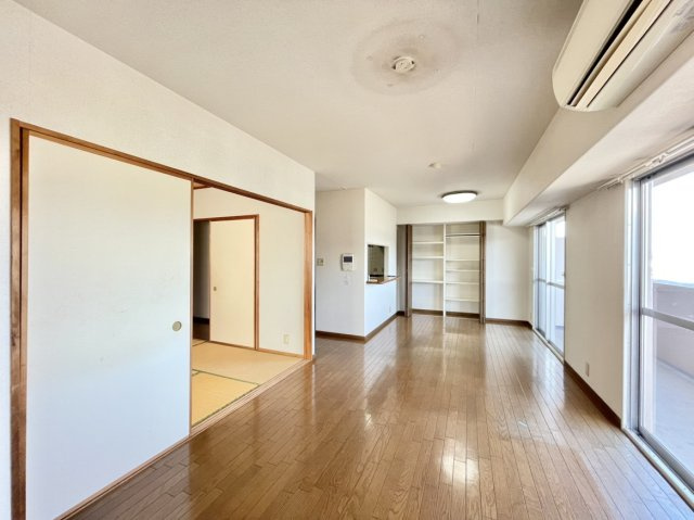 アルファステイツ桟橋通りⅡの居間・リビング|ＬＤＫは約１３帖の広さです。和室の襖を取るとリビングと一体でより広く使うことができます。