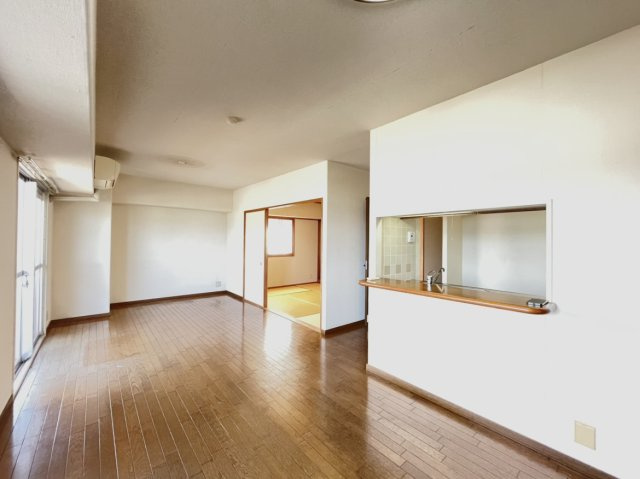 アルファステイツ桟橋通りⅡの居間・リビング|ダイニングテーブルとソファを置いてもゆとりがある広さです。現地にてご確認ください。