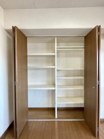 アルファステイツ桟橋通りⅡの収納|リビング収納は可動式棚のため、荷物の大きさによって自由自在に変更できます。