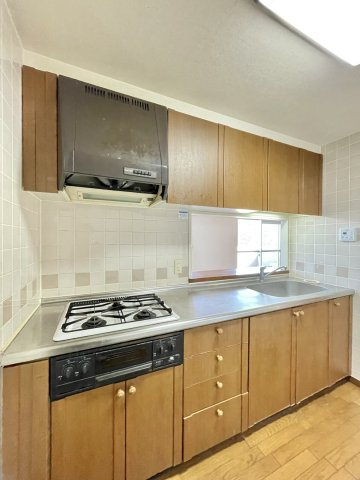 アルファステイツ桟橋通りⅡのキッチン|コンロは３口コンロで、効率よく調理ができます。