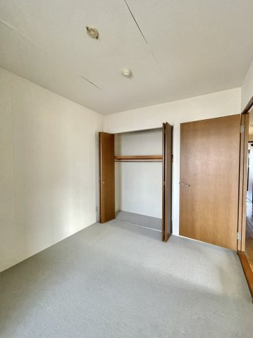 アルファステイツ桟橋通りⅡの洋室|約５．３帖の北東側洋室です。収納スペースが充実しています。