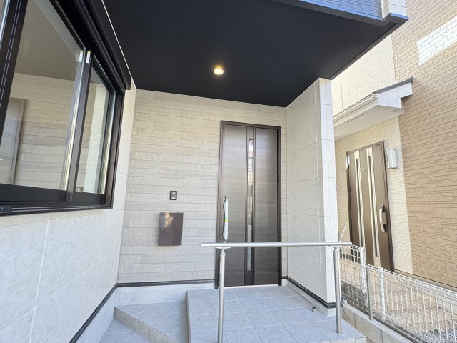 八潮市大瀬新築戸建（中川小学校：7分）のエントランス|エントランス・玄関ポーチ