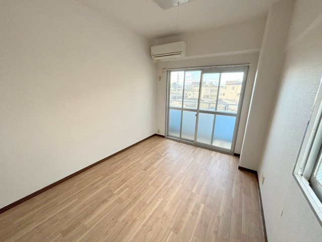 クリエール三津屋の洋室