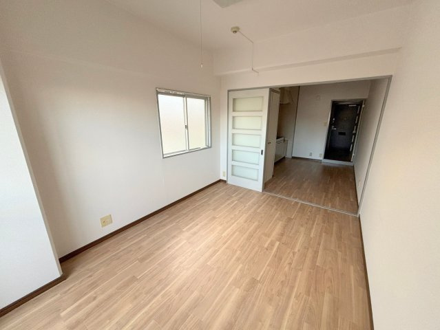 クリエール三津屋の洋室