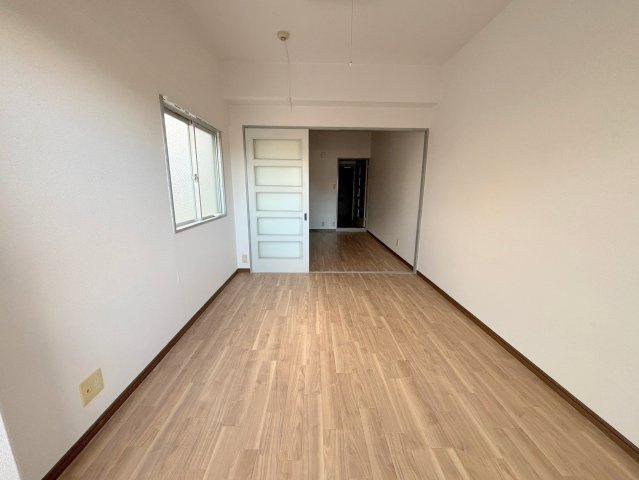 クリエール三津屋の洋室