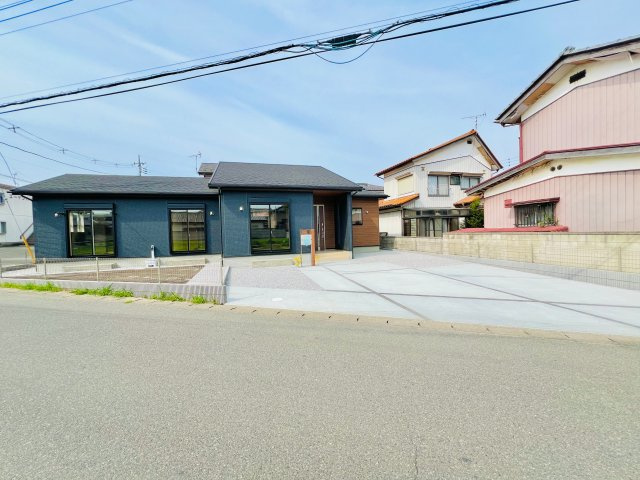 伊勢崎市上植木本町の前面道路含む現地写真|間口も広く駐車も楽々♪