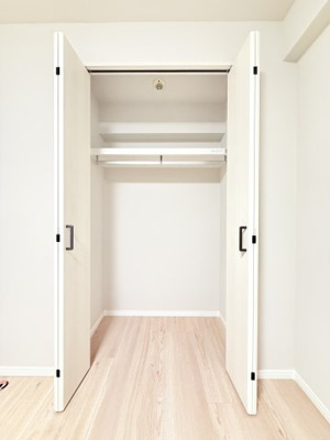 【収納】 | 弘明寺ニューフラワーマンション | 約5.9帖に設置されたクローゼットです。