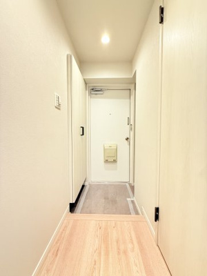 【玄関】 | 弘明寺ニューフラワーマンション | 玄関部分です。収納部分が多いので玄関を広々使用できます。