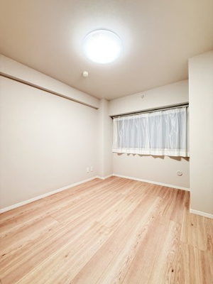 【洋室】 | 弘明寺ニューフラワーマンション | 別アングルから見た5.9帖の洋室です。