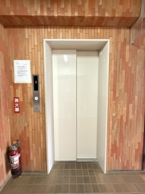 【その他共用部分】 | 弘明寺ニューフラワーマンション | お買い物時やベビーカーの出し入れに便利なエレベーター付です。