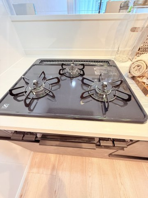 【キッチン】 | 弘明寺ニューフラワーマンション | *口ガスコンロです。複数の調理を並行でき便利です。