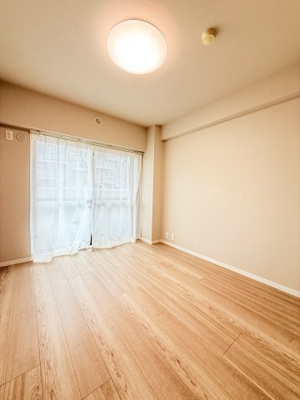 【洋室】 | 弘明寺ニューフラワーマンション | 別アングルから見約5.2帖の洋室です。