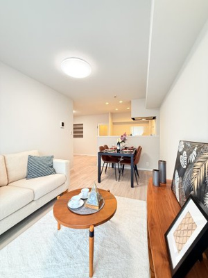 【居間・リビング】 | 弘明寺ニューフラワーマンション | 約15.4帖のリビングは向きで日当たり・風通し◎
2024年12月新規リノベーション！