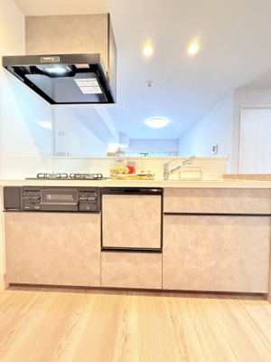 【キッチン】 | 弘明寺ニューフラワーマンション | 口ガスコンロのシステムキッチンです。食器洗乾燥機付き、後片付けもラクラクこなせて、環境に優しい設備です。浄水器付きで毎日おいしいお水が飲めます。