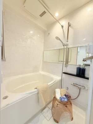 【浴室】 | 弘明寺ニューフラワーマンション | 追い焚き機能付のユニットバスです。
乾燥機も完備しており雨の日でも洗濯物が干せるので、忙しい共働きのご家庭では大活躍です。