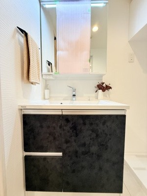 【洗面所】 | 弘明寺ニューフラワーマンション | 三面鏡付洗面化粧台です。
髪のセットやお化粧もストレスなくこなせ、朝から気分良く通勤通学に向かえそうですね。