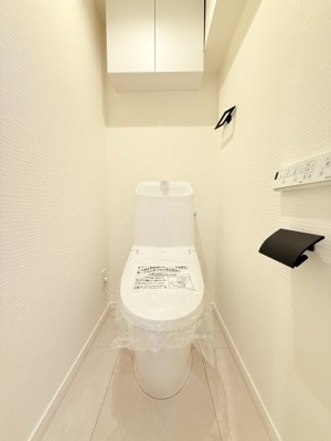 【トイレ】 | 弘明寺ニューフラワーマンション | 温水洗浄便座付のトイレです。
毎日使う場所だから、より快適な空間に仕上げられています。