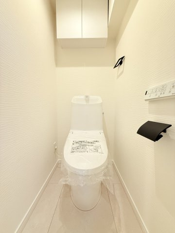 【トイレ】 | 弘明寺ニューフラワーマンション | 温水洗浄便座付のトイレです。
毎日使う場所だから、より快適な空間に仕上げられています。