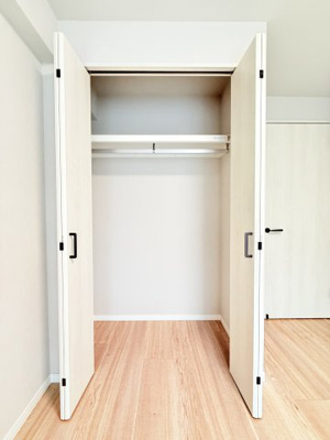 【収納】 | 弘明寺ニューフラワーマンション | 約5.2帖の洋室に設置されたクローゼットです。