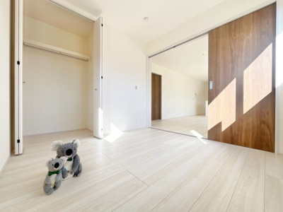 【洋室】 | 沼田市高橋場　新築住宅 | 窓からそそがれる暖かみのある明るい空間。広々としたプライベート空間で自分の時間を楽しめます。フローリング仕様で普段のお掃除も楽々です。