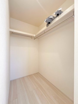 【収納】 | 沼田市高橋場　新築住宅 | 大切な人にもらったプレゼント、子どもが描いてくれた似顔絵、何度も読んだお気に入りの本、。まとめて大事に閉まっておける広々収納。