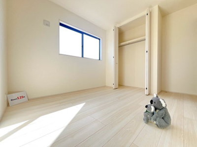 【洋室】 | 沼田市高橋場　新築住宅 | 清潔感ある壁紙と温もり溢れる床材が調和した洋室。毎日の生活を少しでも快適に過ごして頂ける様、飽きの来ない雰囲気がたまりません。