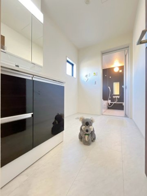 【独立洗面台】 | 沼田市高橋場　新築住宅 | 忙しい朝でも収納力のある洗面台で効率良く身支度ができます。大きな鏡で身だしなみチェックも。たくさんものを収納できるので水回りを清潔にきれいに保てます。