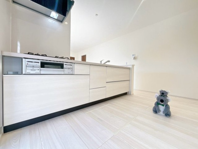 【キッチン】 | 沼田市高橋場　新築住宅 | 汚れがつきにくく清潔感を保つガラストップガスコンロ。片面焼きグリルでお魚などもよりおいしく焼くことができ料理の幅も広がり、家族との食事も楽しくなる。