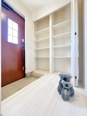 【玄関】 | 沼田市高橋場　新築住宅 | 高さ調整できる可動棚完備。靴以外にも傘やコートを収納する事ができ、玄関をきれいにお使いいただけます。