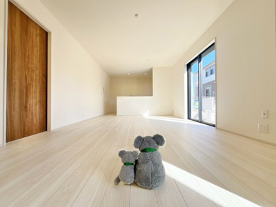 【居間・リビング】 | 沼田市高橋場　新築住宅 | ≪LDK≫
リビング・ダイニングは白を基調としたシンプルな空間。
雑貨やこだわりの家具など、レイアウトも自由に楽しめます！