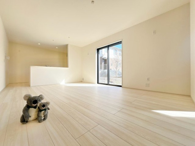 【居間・リビング】 | 沼田市高橋場　新築住宅 | ≪LDK≫
陽当りも良いリビング。
光が差し込む明るい空間はいつもの時間をより特別に…穏やかなひと時を一層充実した時間へ変えてくれます。