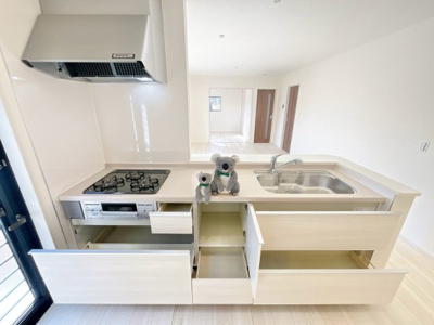 【キッチン】 | 沼田市高橋場　新築住宅 | お料理をしながら家族との会話が楽しめる対面キッチン。リビングで遊ぶお子様を見守りながらお料理が出来ます。出来上がったお料理や後片付けを手伝ってもらうなど家事分担ができます。