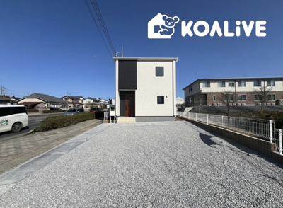 【外観】 | 沼田市高橋場　新築住宅 | 完成済み！いつでも新生活を始めることができます。
開放感あるLDK！
陽当り、風通しも良い暖かな住まいです。
KOALIVE （コアライブ）【0120-919-727】