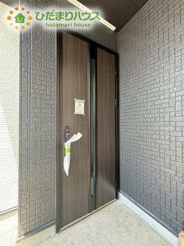 熊谷市宮町　新築一戸建て　グラファーレ　01のエントランス|ブラウンベースの落ち着いた配色の玄関扉です。