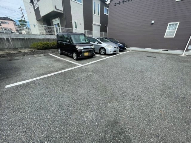 コートヤードVの駐車場