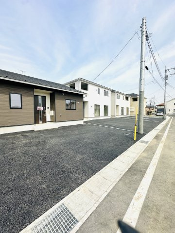 前橋市青柳町の前面道路含む現地写真|道路は３号棟の西で行き止まりなので住民以外の車はあまり入ってこず安心です♪