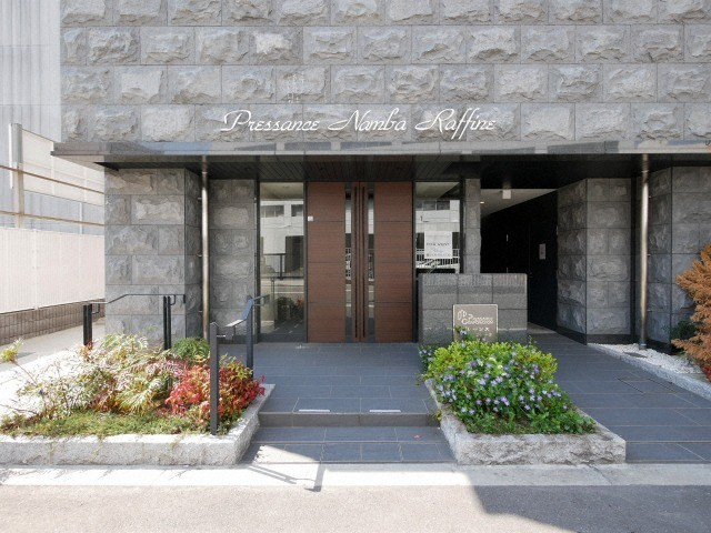 プレサンス難波ラフィーネのエントランス