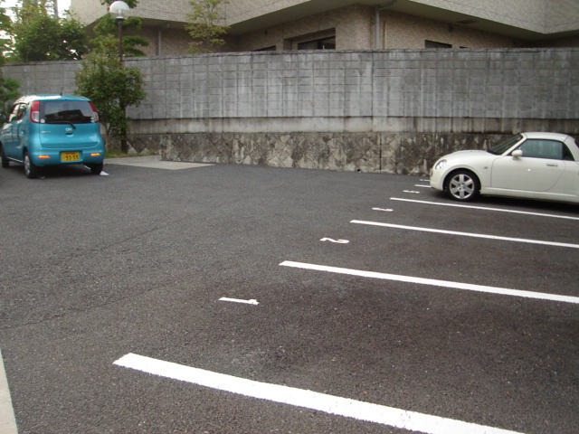 ジョイメニーの駐車場|敷地内駐車場