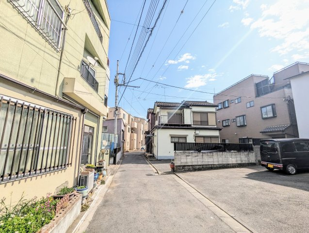 足立区関原１丁目の建築条件付売地の前面道路含む現地写真