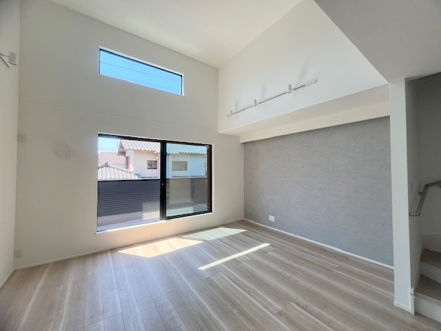 茅ヶ崎市南湖3丁目　新築戸建　2号棟の居間・リビング|バルコニーからの日差しが入り込み日当り良いリビング◇◇