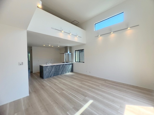 茅ヶ崎市南湖3丁目　新築戸建　2号棟の居間・リビング|天井が高く開放感がある居室◇◇